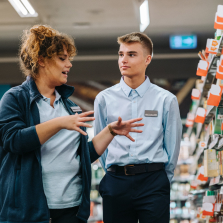 Manager teaches trainee